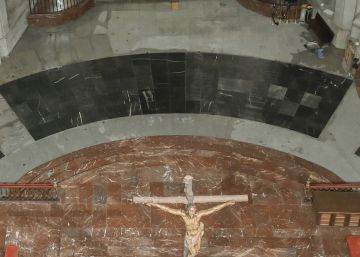 El Valle de los Caídos reabre con la antigua tumba de Franco cubierta de losetas negras