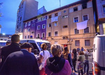 Tensión entre la policía y vecinos de Santurtzi que exigían desalojar a unos okupas