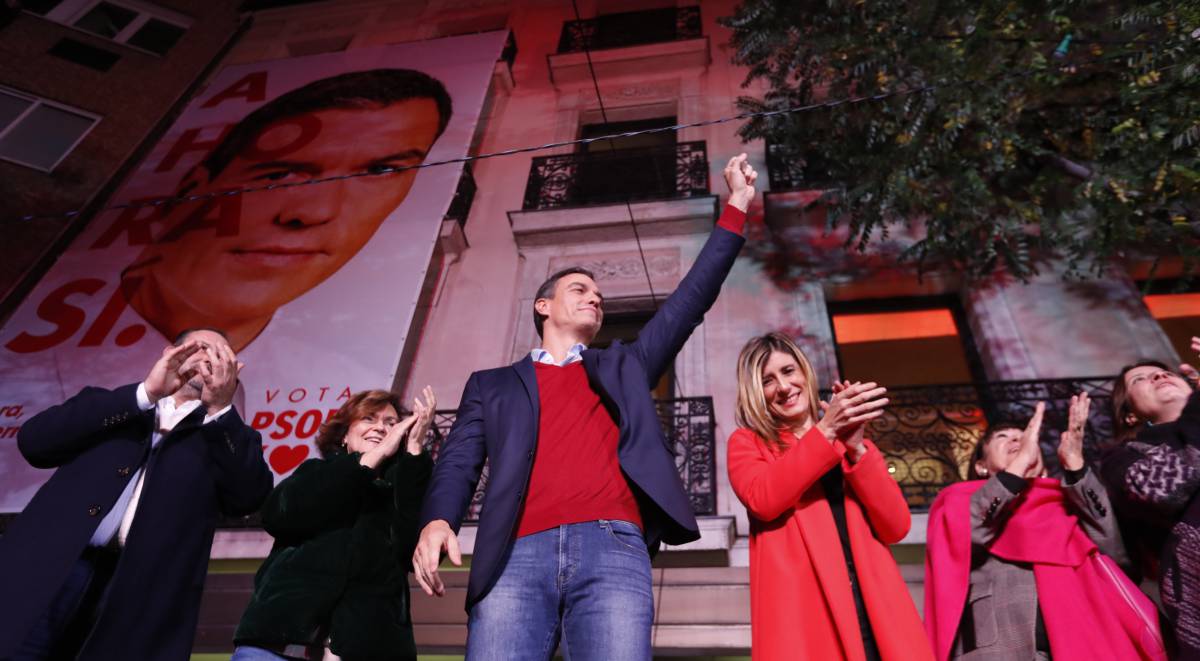 El líder del PSOE, Pedro Sánchez (segundo por la izquierda), celebra los resultados electorales en la sede de Ferraz de Madrid.