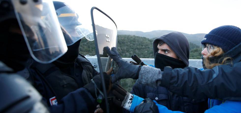 Manifestantes y agentes franceses durante el desalojo.