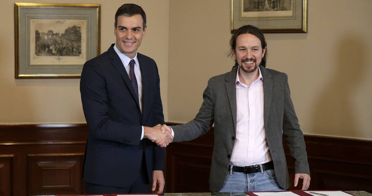 Sánchez e Iglesias, en el momento de firmar el pacto en el Congreso, este martes.