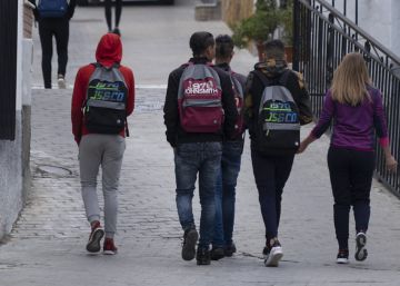 Sanidad ultima un plan para que el Estado distribuya a los menores migrantes entre las comunidades