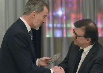 El Rey agradece a Javier Cercas su defensa del Estado de derecho “ante quienes quieren destruirlo”