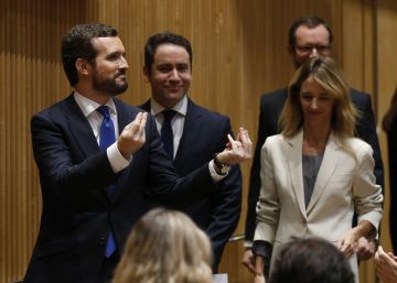 Pablo Casado junto a Cayetana Álvarez de Toledo y Teodoro García Egea este lunes en el Congreso.