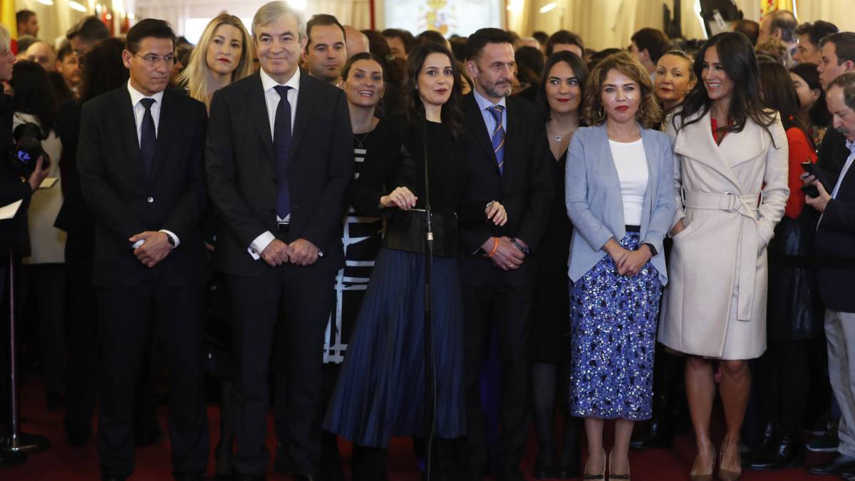 Inés Arrimadas (en el centro, con falda azul oscuro), flanqueada por dirigentes de Ciudadanos, el pasado día 6.
