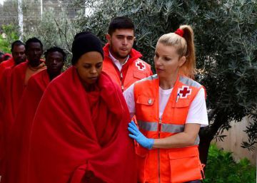 Una patera con 73 personas, una de ellas muerta, llega a la isla de Alborán