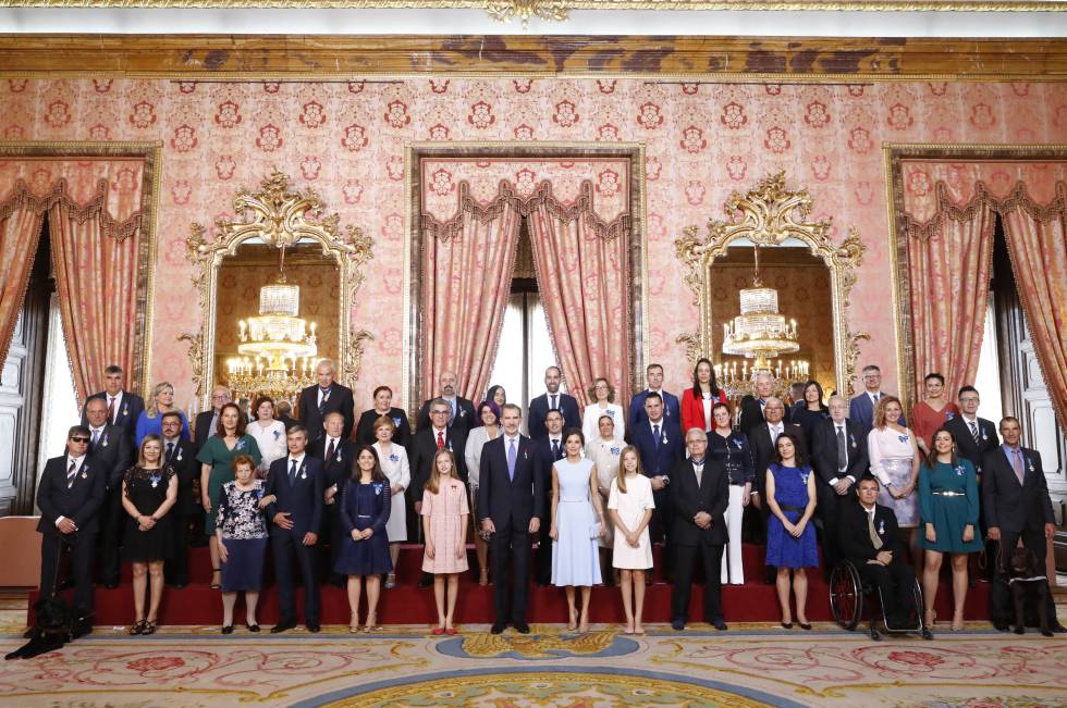 La Familia Real con los 41 españoles condecorados con la Orden del Mérito Civil el 19 de junio en el Palacio Real.
