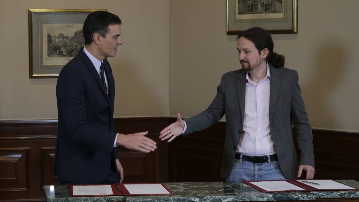 Pedro Sánchez y Pablo Iglesias, tras la firma del acuerdo en noviembre.