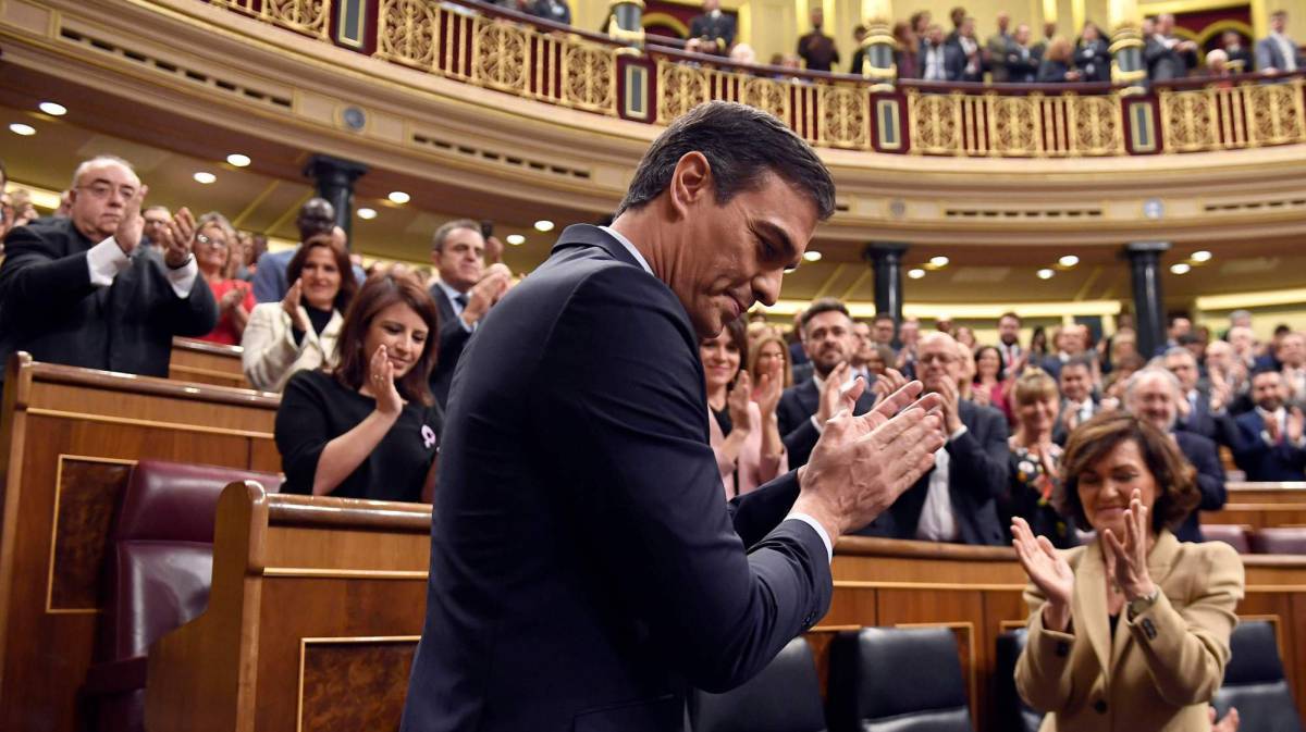 Pedro Sánchez, aplaudido por los parlamentarios socialistas, este martes en el Congreso.