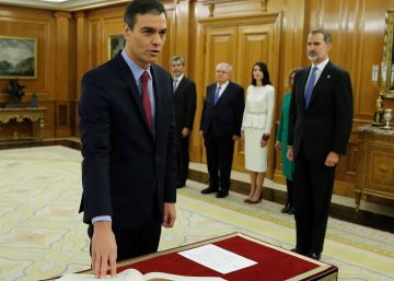 El presidente del gobierno Pedro Sánchez (izda), promete ante el rey Felipe VI, en el Palacio de la Zarzuela en Madrid.