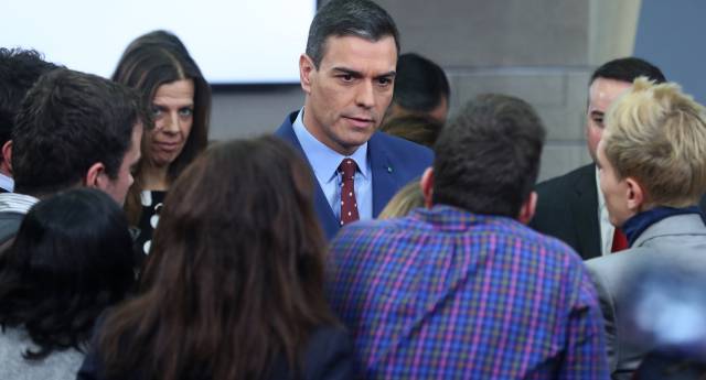 Pedro Sánchez charla con los periodistas tras presentar su nuevo Gobierno, este domingo.rn