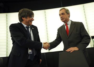 Puigdemont pisa Estrasburgo entre besos y abrazos del séquito independentista