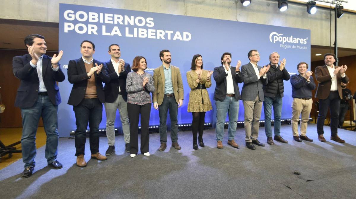 Pablo Casado, en el centro con chaqueta marrón, con otros dirigentes populares, en un acto en Murcia, este domingo.