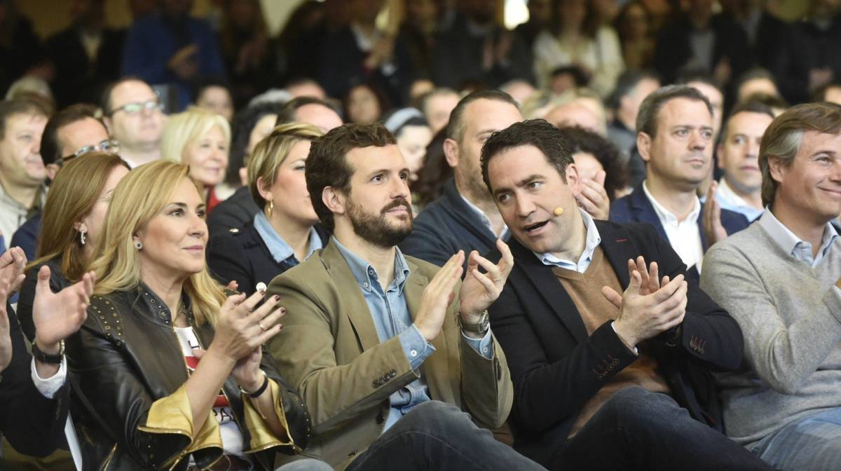 Pablo Casado, en el centro, con Teodoro García Egea, esta mañana en Murcia.