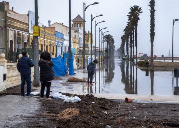 “Ahora vamos a arreglar los paseos marítimos, pero vendrán más tormentas así” “Ahora vamos a arreglar los paseos marítimos, pero vendrán más tormentas así”