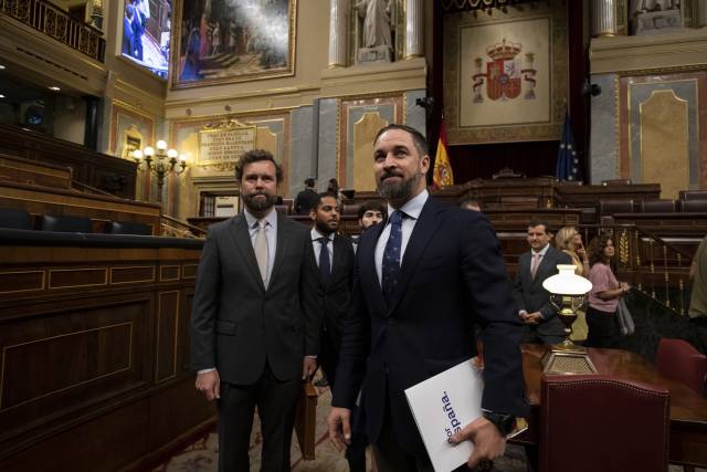 Los dirigentes de Vox Iván Espinosa de los Monteros y Santiago Abascal (derecha) en el Congreso de los Diputados, el pasado julio.