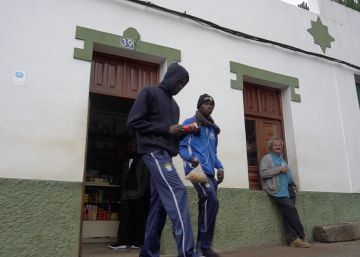 Camas plegables y comida insuficiente, el desafío de la acogida en Canarias