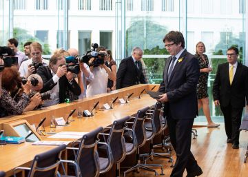 El juez propone juzgar por encubrimiento a los dos ‘mossos’ que acompañaban a Puigdemont en Alemania