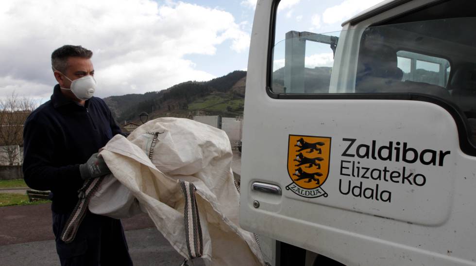 Un operario de Zaldibar trabajando en la parte alta del pueblo.