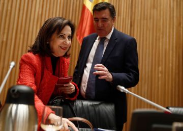 Robles defiende la neutralidad política de los ejércitos ante los exgenerales de Vox Robles defiende la neutralidad política de los ejércitos ante los exgenerales de Vox