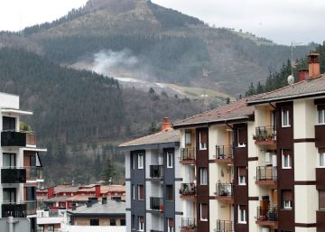 Sofocado el fuego que se reactivó este jueves en el vertedero de Zaldibar