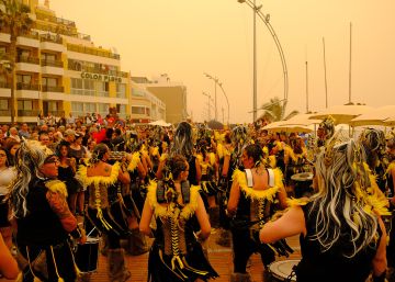 Gran Canaria y Santa Cruz suspenden la jornada de Carnaval por la alerta meteorológica de arena y viento