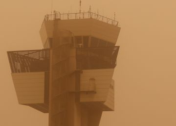 La calima, el viento y el fuego cierran el espacio aéreo y marítimo en Canarias