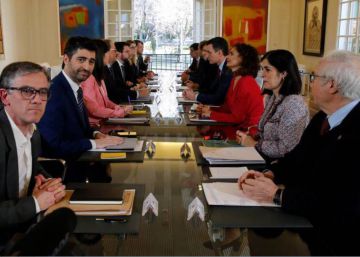 La mesa de diálogo entre el Gobierno y la Generalitat se reúne un ambiente de normalidad