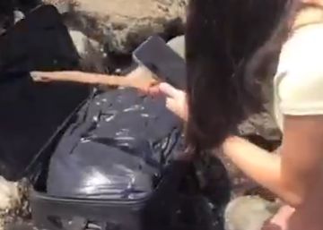 Unos ‘tiktokers’ hallan una maleta con restos humanos en una playa