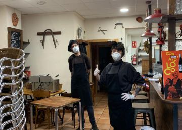 Multas de 4.200 euros a un restaurante y dos voluntarias por un reparto de comida solidaria en el confinamiento Multas de 4.200 euros a un restaurante y dos voluntarias por un reparto de comida solidaria en el confinamiento