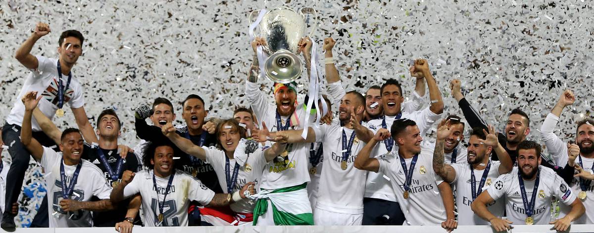 Los jugadores del Madrid celebran el título.