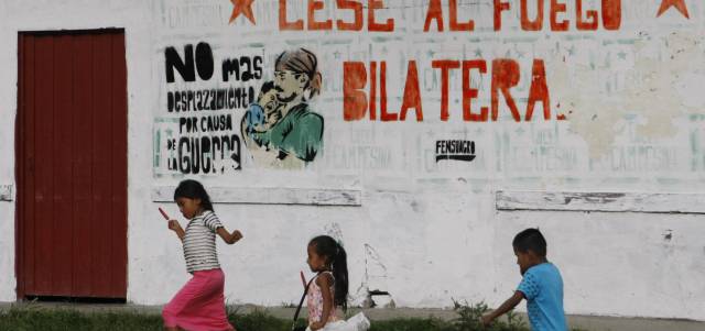 En los pueblos y campos del departamento colombiano del Cauca, golpeado por muchos años por la guerra, el alto el fuego definitivo llena de esperanza a quienes han padecido el conflicto. En los pueblos y campos del departamento colombiano del Cauca, golpeado por muchos años por la guerra, el alto el fuego definitivo llena de esperanza a quienes han padecido el conflicto.