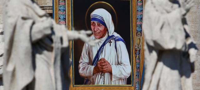 Un tapiz con la imagen de la madre Teresa de Calcuta, este domingo en el Vaticano. Un tapiz con la imagen de la madre Teresa de Calcuta, este domingo en el Vaticano.