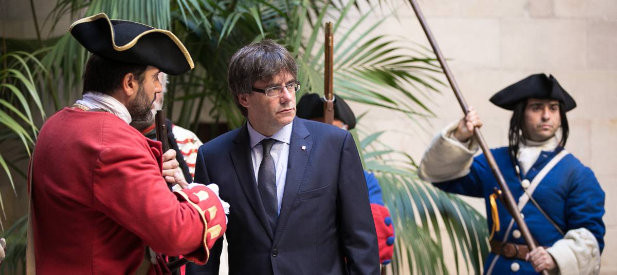 El presidente catalán, Carles Puigdemont, recibe a la Coronela. El presidente catalán, Carles Puigdemont, recibe a la Coronela.