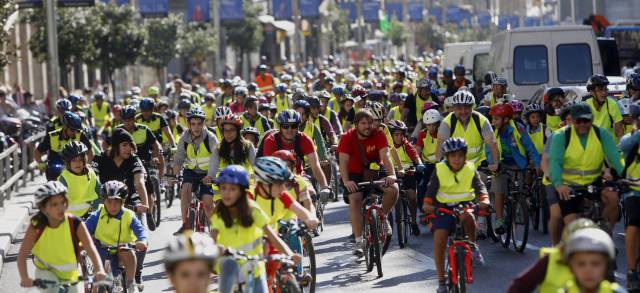 Ciclistas en la Gran Vía de Madrid por el Día Internacional Sin Coches. Ciclistas en la Gran Vía de Madrid por el Día Internacional Sin Coches.