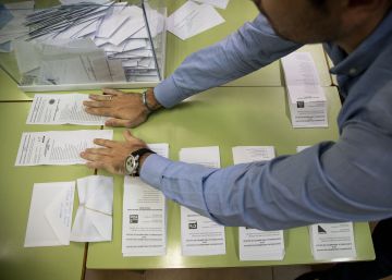 ELECCIONES AL PARLAMENTO DE GALICIA. AMBIENTE ELECTORAL. RECUENTO EN UNA MESA DE SANTIAGO OSCAR CORRAL 250916