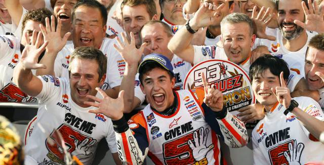 Márquez celebra la victoria junto al equipo Repsol Honda.