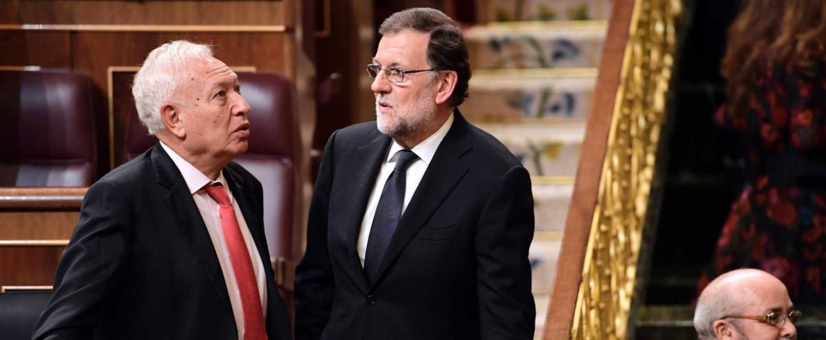 Margallo, con Rajoy, en el Congreso. Margallo, con Rajoy, en el Congreso.