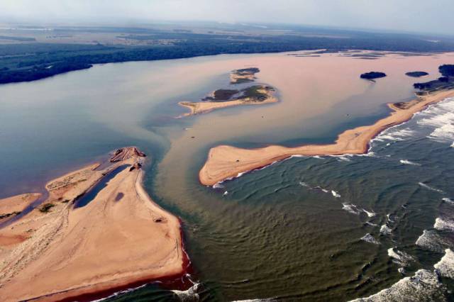 El alud de barro de Brasil ya llega al mar El alud de barro de Brasil ya llega al mar