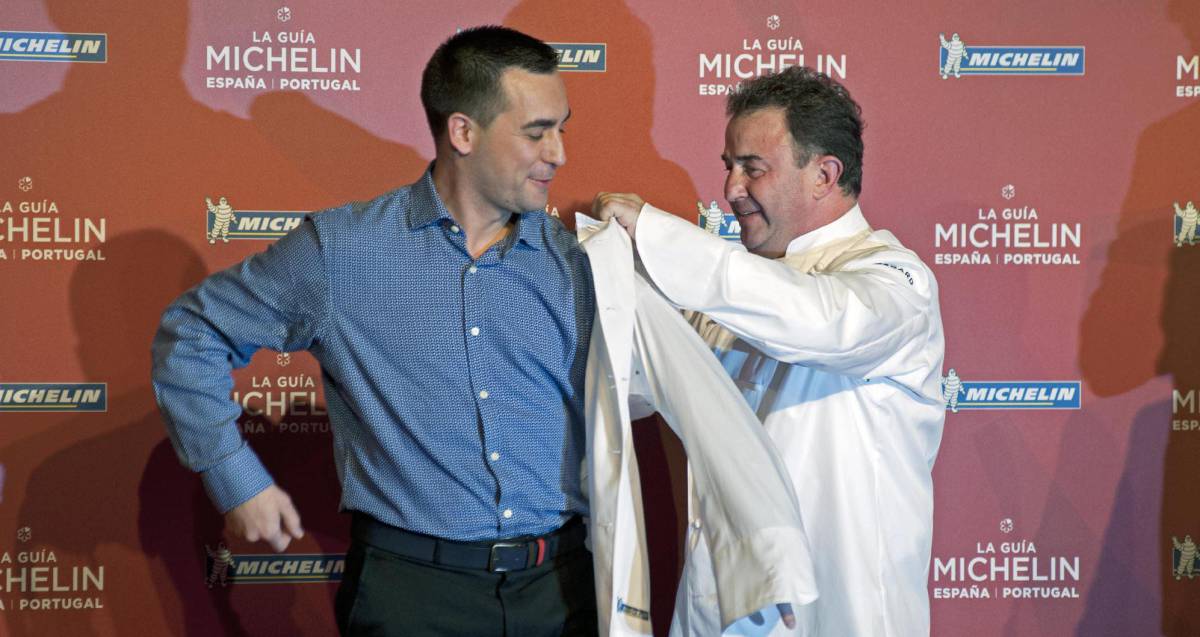 El cocicerno Martín Berasategui (d) y el jefe de cocina, el italiano Paolo Casagrande tras recibir la tercera estrella Michelin. El cocicerno Martín Berasategui (d) y el jefe de cocina, el italiano Paolo Casagrande tras recibir la tercera estrella Michelin.