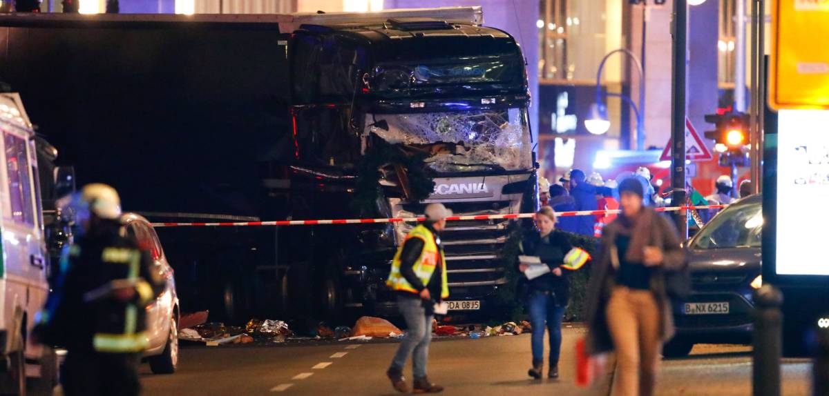 El camión que ha atropellado a varias personas en un mercado navideño en Berlín. El camión que ha atropellado a varias personas en un mercado navideño en Berlín.