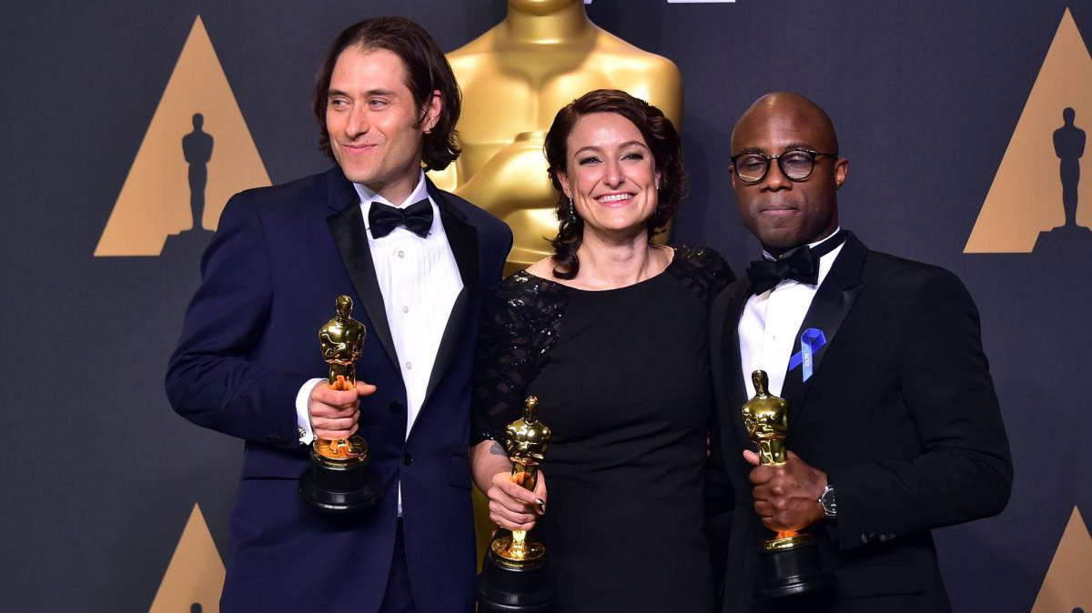 Jeremy Kleiner (i), Adele Romanski y Barry Jenkins.