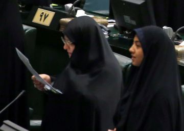 Un grupo de diputadas durante una sesión en el Parlamento iraní en 2016.