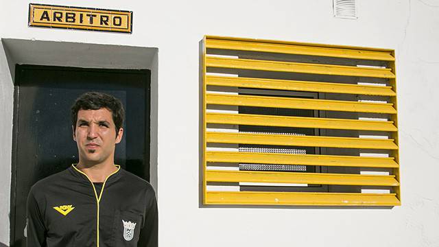 El árbitro, solo ante los padres