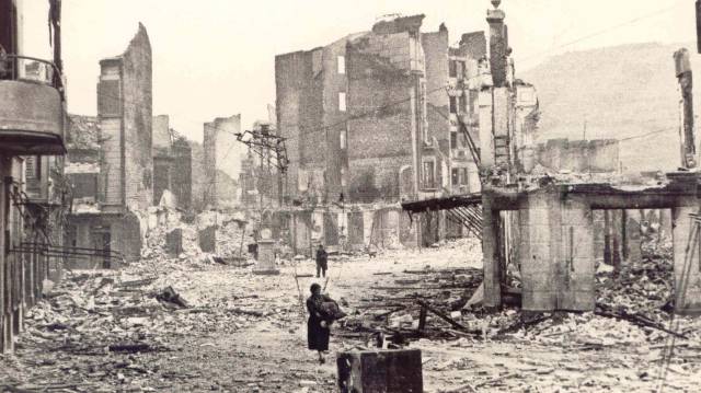 Una imagen de Gernika, tras el bombardeo del 26 de abril de 1937.