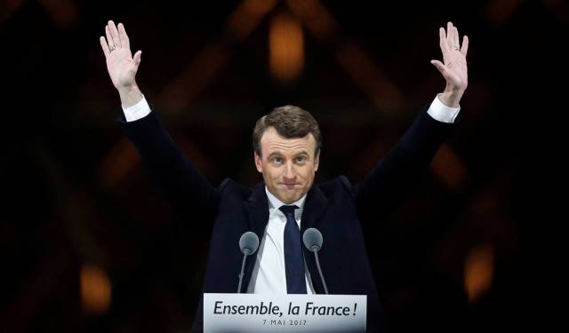 Macron celebra la victoria ante el Louvre.