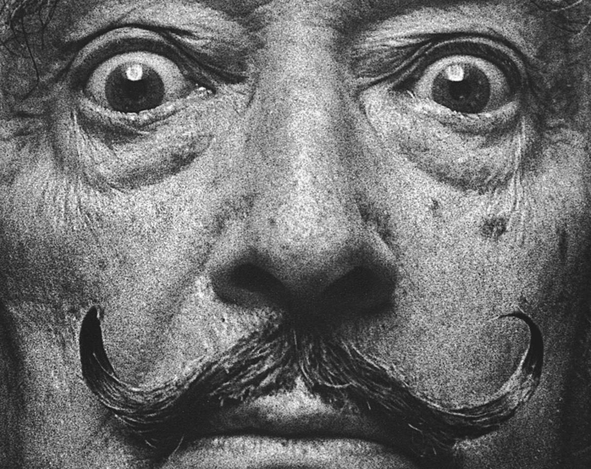 La alucinada mirada y el insolente bigote de Dalí, captados en 1978 durante una entrevista en el hotel Palace de Madrid.