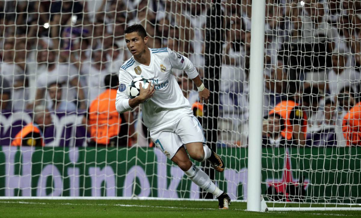 Cristiano coge el balón tras marcar el segundo del Madrid.