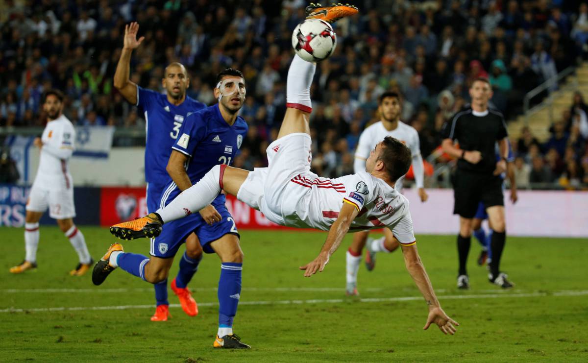Aspas intenta rematar ante Israel.