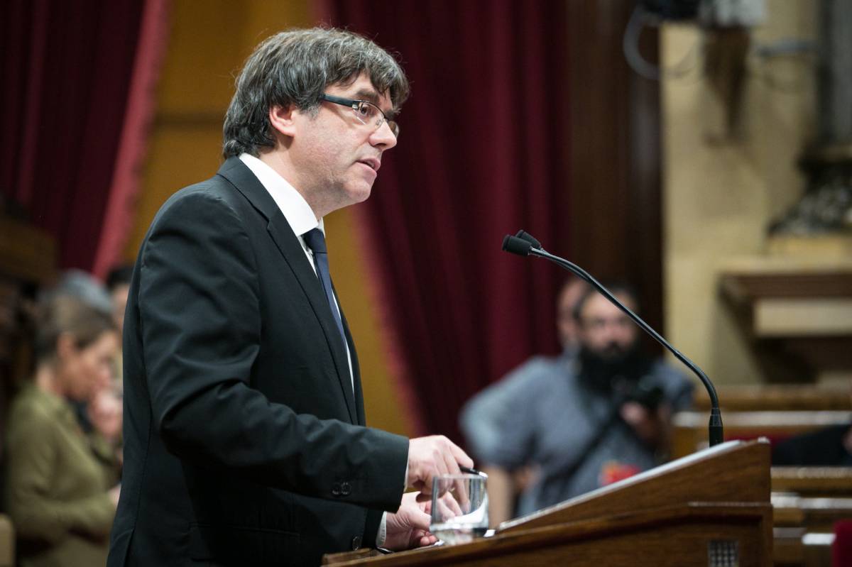 Puigdemont declara la independencia de Cataluña